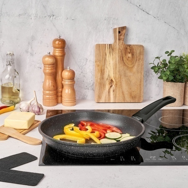 Patelnia non-stick Starke Pro Chelsea 24 cm i podkładka