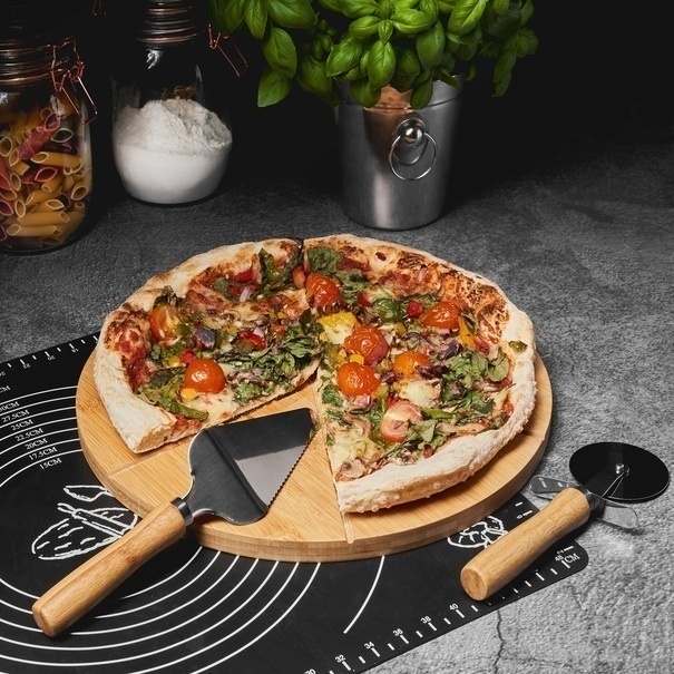 Radełko i deska z łopatką do serwowania pizzy Tadar