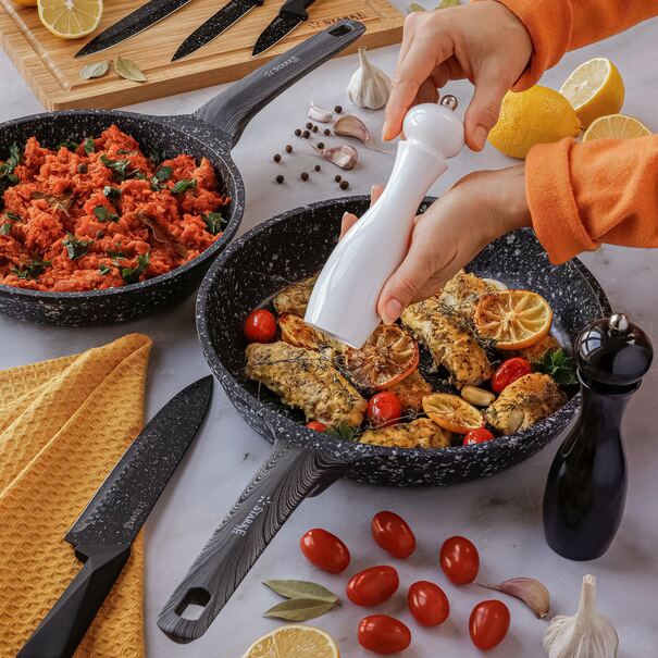 Młynek ręczny do pieprzu Tadar Cayenne czarny