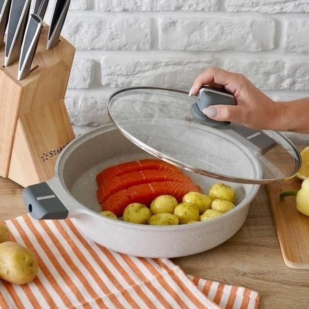 Patelnia na indukcję kr&oacute;tkie uchwyty z pokrywką Starke Pro Stoneware Marble 28 cm