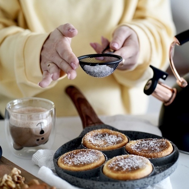 Sitko kuchenne z rączką Konighoffer Dark 8 cm czarne