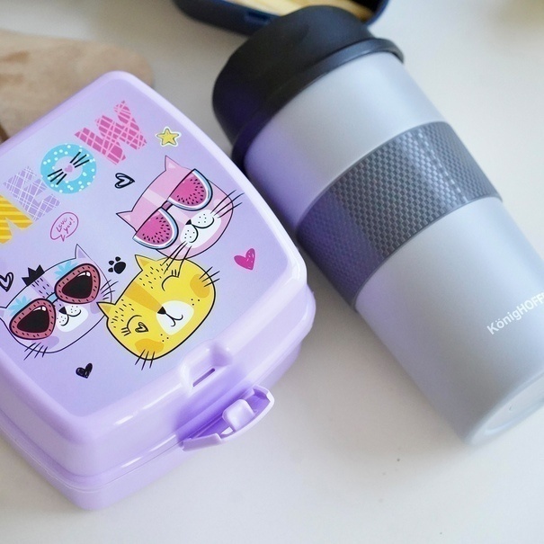 Lunch box z przegr&oacute;dkami widelcem i nożem dla dzieci Tuffex 14 x 15 x 9 cm mix kolor&oacute;w