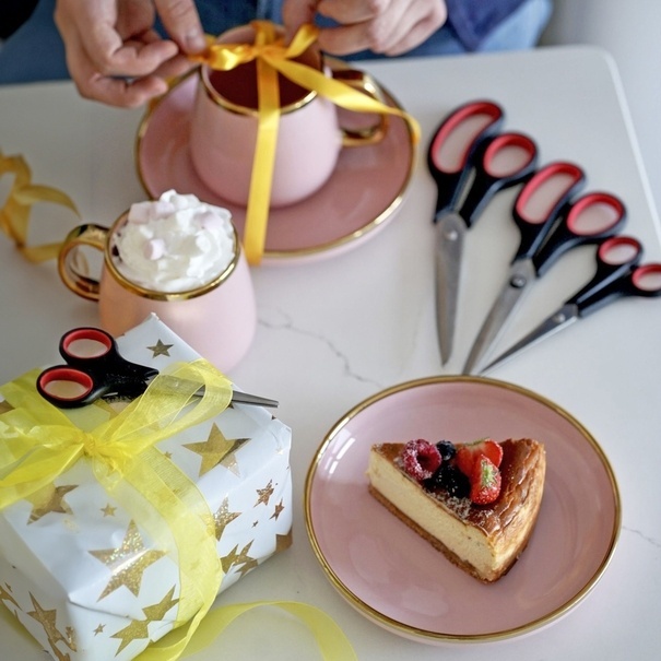 Talerz deserowy ze złotym rantem Konighoffer 19 cm r&oacute;żowy