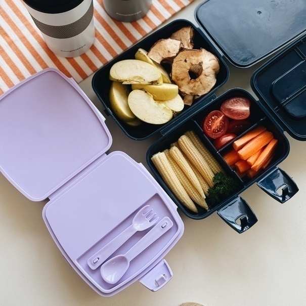 Lunch box z przegr&oacute;dkami widelcem i nożem dla dzieci Tuffex 14 x 15 x 9 cm mix kolor&oacute;w