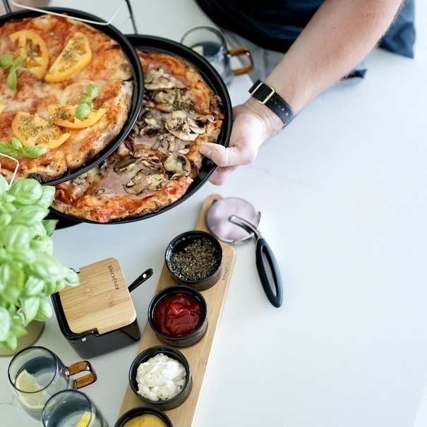 Komplet 3 blach do pizzy ze stojakiem Tadar Appetito 32 cm