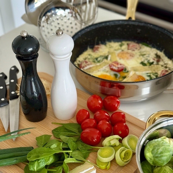 Młynek ręczny do pieprzu Tadar Cayenne biały