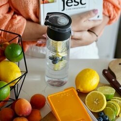 Butelka z wkładem na owoce i lód plastikowa Tadar 700 ml czarna