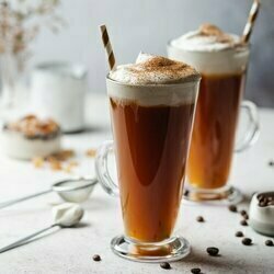 Komplet sześciu szklanek Tadar Caffe Latte 250 ml i 6 łyżeczek koktajlowych
