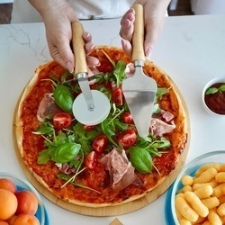 Radełko i deska z łopatką do serwowania pizzy Tadar