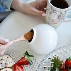 Pojemnik kuchenny z drewnianą łyżeczką Konighoffer Ceramic biały